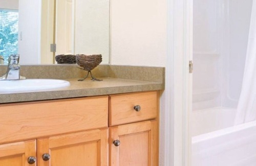 Three Sisters Mountain Village Resort | ⭐️Beautiful Mountain View’s/Heated Outdoor pool⭐️Hot tub⭐️, Luxury 1BR Condo