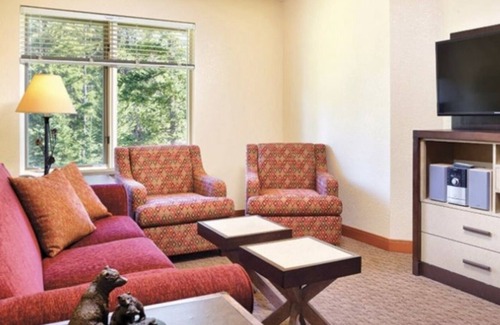 Three Sisters Mountain Village Resort | ⭐️Beautiful Mountain View’s/Heated Outdoor pool⭐️Hot tub⭐️, Luxury 1BR Condo