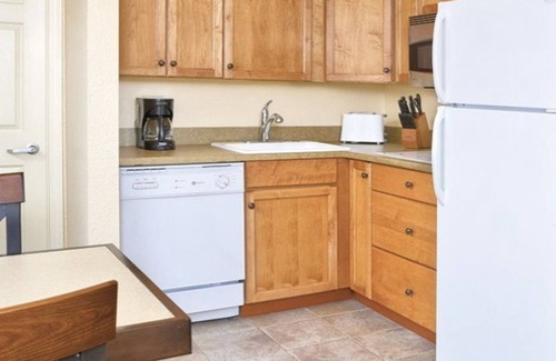 Three Sisters Mountain Village Resort | ⭐️Beautiful Mountain View’s/Heated Outdoor pool⭐️Hot tub⭐️, Luxury 1BR Condo