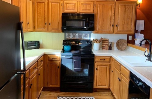 Avon House | Beautiful Mountainside Home with Vaulted Ceilings & Fireplace. Free shuttle too!