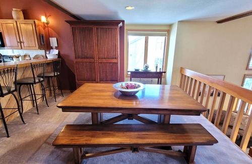 Avon House | Beautiful Mountainside Home with Vaulted Ceilings & Fireplace. Free shuttle too!