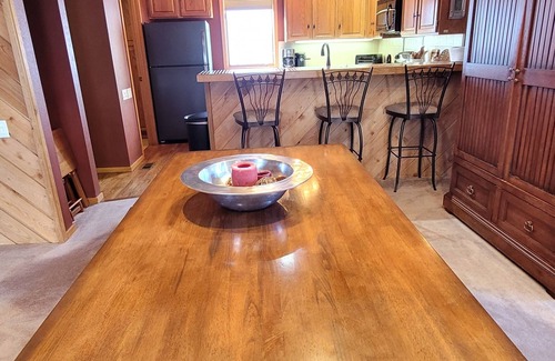 Avon House | Beautiful Mountainside Home with Vaulted Ceilings & Fireplace. Free shuttle too!