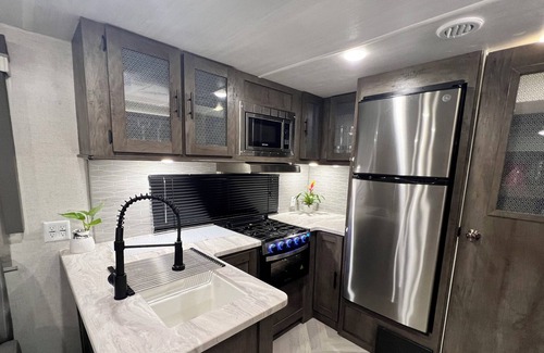 Pompano Beach RV Rental | Beautiful new Camper RV Private.