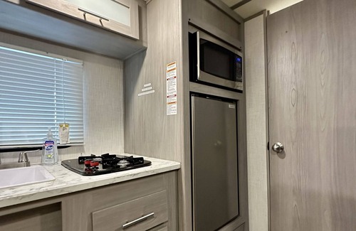 Loughman RV Rental | Beautiful new cozy camper!