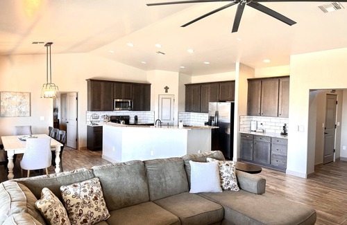 Lake Havasu City House | Beautiful Newer Home with Pool Near Windsor Beach, Lots of Garage space