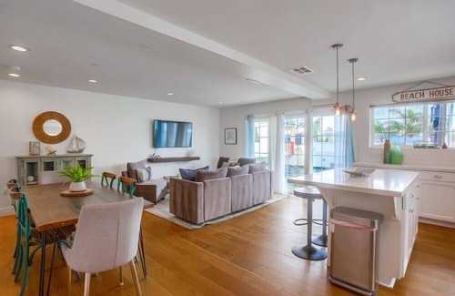 Central Mission Beach Apartment | Beautiful newly constructed townhouse with large rooftop deck!
