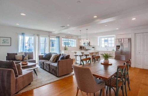 Central Mission Beach Apartment | Beautiful newly constructed townhouse with large rooftop deck!