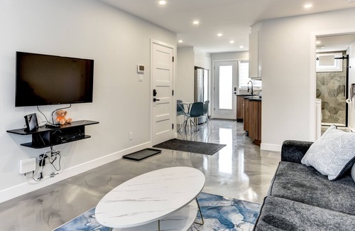 Anjou Apartment | Beautiful Newly Renovated 2 Bedroom - Anjou