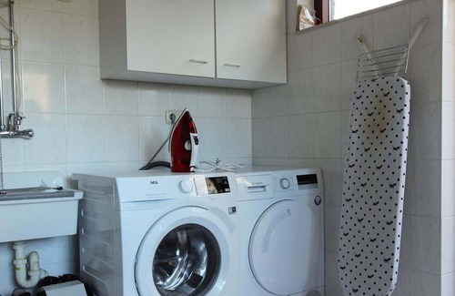 Egmond aan den Hoef Apartment | Beautiful and spacious holiday home ideal for a family with 6 people and a baby. Quiet location, close to the beach, dunes and city.