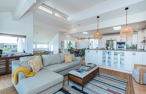Encinitas House | Beautiful Ocean Views from Oceanfront Seabluffe!