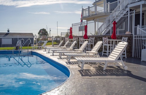 Hampton House | Beautiful oceanfront queen room with private deck!