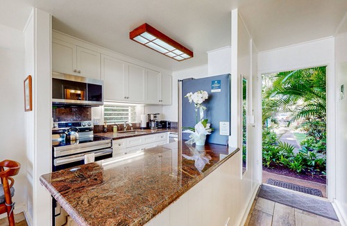 Wailua House Lots Condo | Beautiful oceanfront studio on the beach with outdoor pool & full kitchen