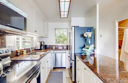 Wailua House Lots Condo | Beautiful oceanfront studio on the beach with outdoor pool & full kitchen