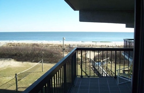 North Ocean City Condo | Beautiful oceanfrontcondo. 2 pools. DIRECTV. Theater. Game & exercise rooms.