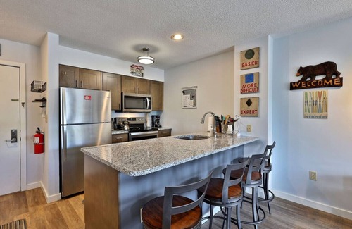 Ludlow Condo | Beautiful Okemo Mountain Lodge Condo at Clocktower Base - Direct Ski Access