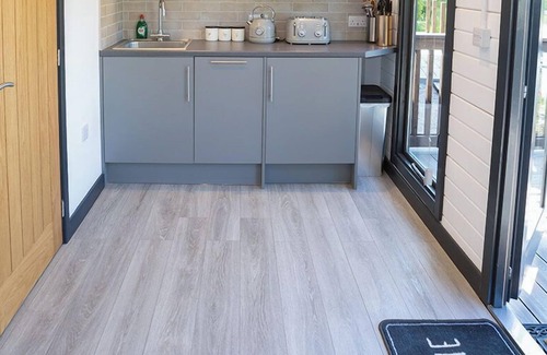 Gumley Apartment | Beautiful Open plan Lakeside Lodge, Shearsby