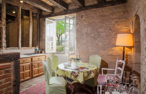 Montignac House | Beautiful Périgourdine house with pool access Hôtel La Roseraie