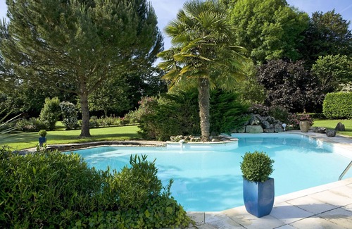 Montignac House | Beautiful Périgourdine house with pool access Hôtel La Roseraie