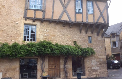Montignac House | Beautiful Périgourdine house with pool access Hôtel La Roseraie