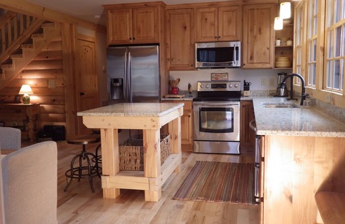 Hendersonville Cabin | BEAUTIFUL & PEACEFUL LOG CABIN FIREPLACE, FIRE-PIT & HOT TUB