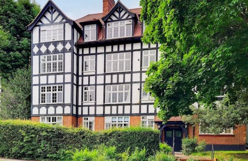 Highgate Apartment | Beautiful peaceful 2bedr flat with skyline views