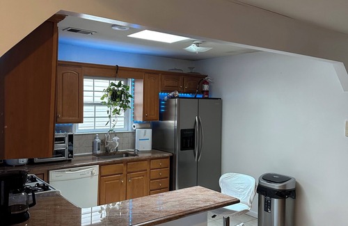Jersey City House | Beautiful place 5 minutes to the play ground. 10 mints to Met life Stadium,