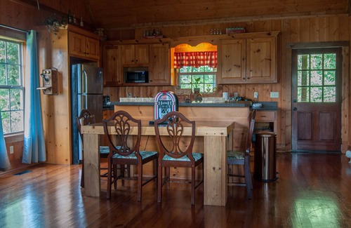 Alpine Cabin | BEAUTIFUL PLACE! NEW POOL Relaxing, Peaceful, Meticulous Cleaned. Firepit, Grill