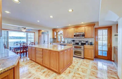 Pocono Summit House | Beautiful Poconos Lakefront 5 bedroom property