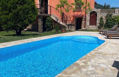 Roznava Apartment | Beautiful Poolside Oasis - Apartment Volovec
