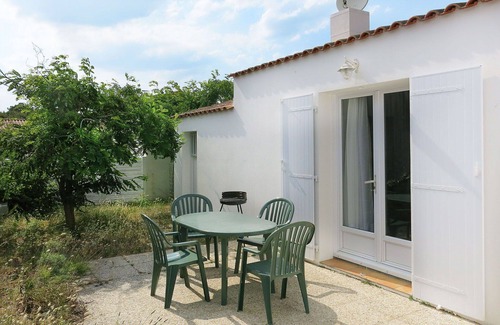 La Tranche-sur-Mer House | Beautiful private villa for 4 people with TV, terrace and pets allowed