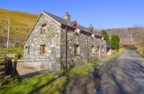 Mawddwy House | Beautiful private villa with WIFI, hot tub, TV, patio, pets allowed, panoramic view and parking