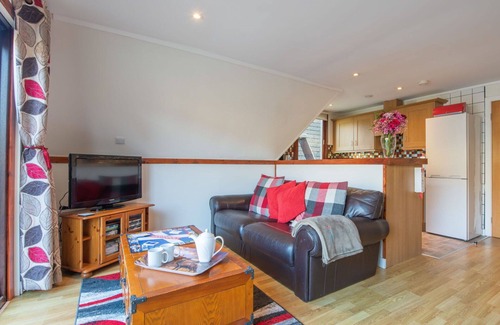 South Laggan House | Beautiful private villa with WIFI, hot tub, TV, terrace, pets allowed and panoramic view