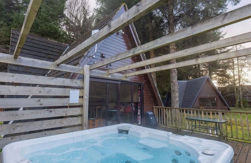 South Laggan House | Beautiful private villa with WIFI, hot tub, TV, terrace, pets allowed and panoramic view