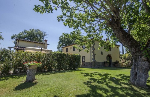 Terranuova Bracciolini Villa | Beautiful private villa with WIFI, A/C, hot tub, private pool, TV, pets allowed and panoramic view