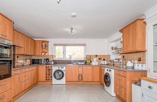 Drumnadrochit Villa | Beautiful private villa for 8 guests with WIFI, TV, patio, pets allowed and parking
