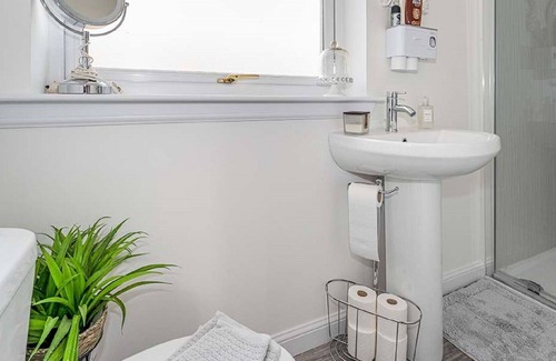 Drumnadrochit Villa | Beautiful private villa for 8 guests with WIFI, TV, patio, pets allowed and parking