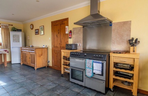 East Lewiston House | Beautiful private villa for 6 guests with WIFI, TV, patio, pets allowed and panoramic view