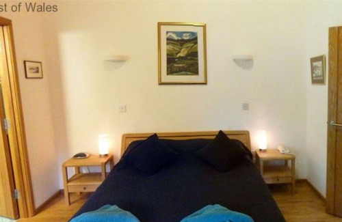 Llandovery Villa | Beautiful private villa for 8 guests with WIFI, TV, patio, panoramic view and parking