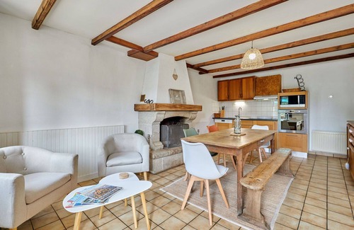 Surville House | Beautiful private villa for 4 guests with WIFI, TV and pets allowed