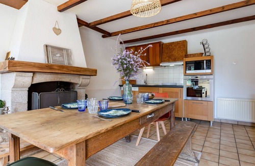 Surville House | Beautiful private villa for 4 guests with WIFI, TV and pets allowed