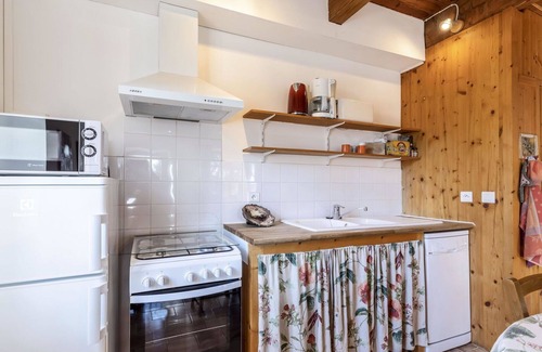 Verfeuil House | Beautiful private villa for 4 guests with terrace and pets allowed