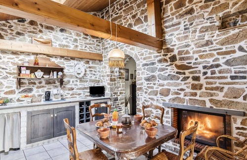 Yffiniac House | Beautiful private villa for 8 guests with WIFI, TV and pets allowed