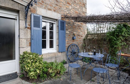 Yffiniac House | Beautiful private villa for 8 guests with WIFI, TV and pets allowed