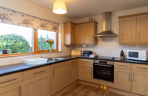 Aviemore Villa | Beautiful private villa for 14 people with WIFI, hot tub, TV, patio, pets allowed and parking