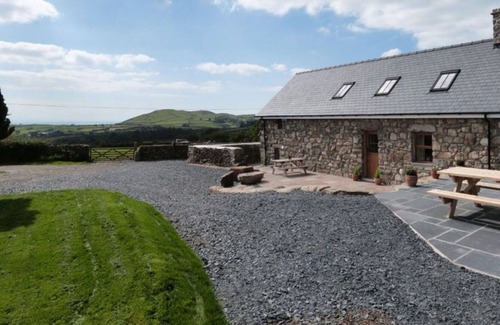 Tywyn Villa | Beautiful private villa for 6 people with WIFI, hot tub, TV, patio, panoramic view and parking