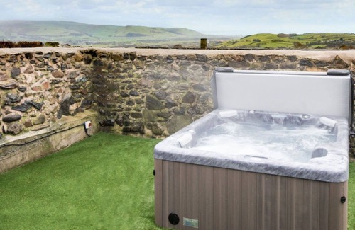 Tywyn Villa | Beautiful private villa for 6 people with WIFI, hot tub, TV, patio, panoramic view and parking