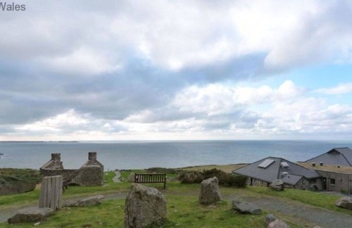 Rhyd-y-clafdy House | Beautiful private villa for 6 guests with WIFI, TV, patio, panoramic view and parking