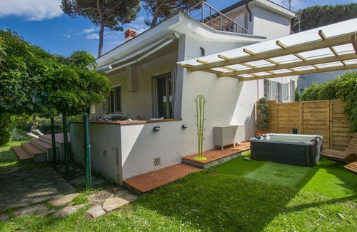 Tirrenia Villa | Beautiful private villa for 6 people with WIFI, A/C, hot tub, TV, terrace and pets allowed