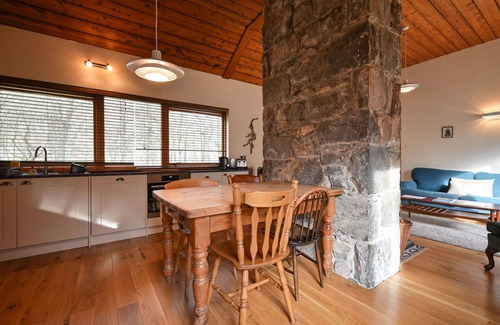 Beauly House | Beautiful private villa for 4 guests with hot tub, WIFI, TV and pets allowed