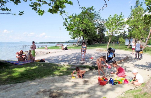 Balatonfenyves House | Beautiful private villa for 6 people with TV, terrace and pets allowed